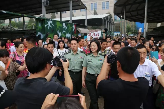 八一，軍事博物館廣場(chǎng)上發(fā)生了這一幕