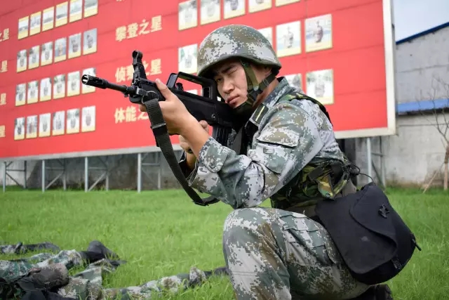 看到父親的軍裝照，他確定了自己的夢想