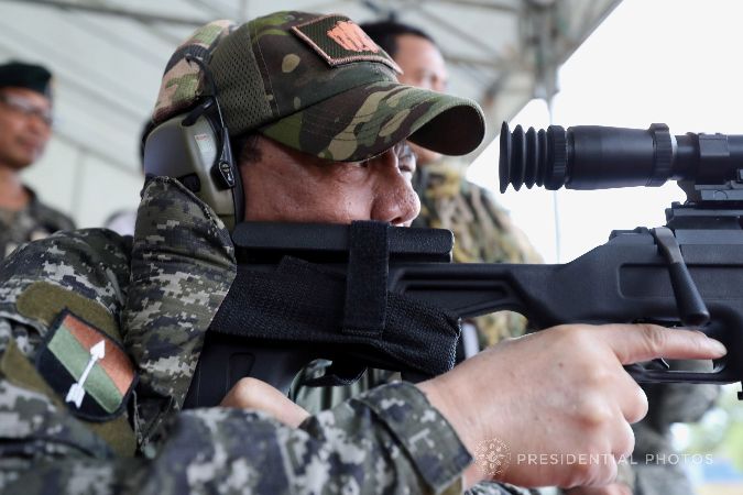 杜特爾特試用中國狙擊槍射擊