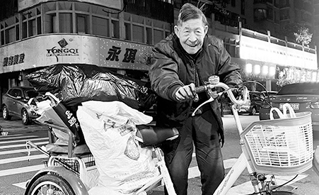 91歲老兵王坤森拾荒助學11年：那束點亮長夜的“燭光”